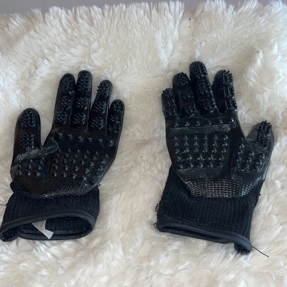 Grooming gloves for pets cats or dogs or rabbits with long hair with velcro